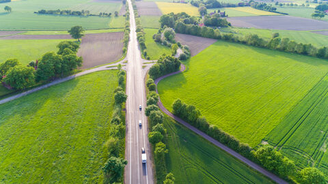 Autos auf einer Landstraße