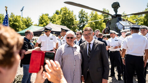 Ministerpräsident Boris Rhein mit Besuchern des Landesfests