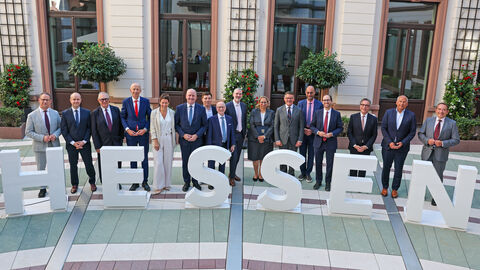 Ministerpräsident Boris Rhein mit Vertreterinnen und Vertretern des Landesverbandes Jüdischer Gemeinden in Hessen und der Jüdischen Gemeinde Frankfurt am Main sowie mit Innenminister Roman Poseck, Finanzminister Prof. Dr. R. Alexander Lorz, Bildungsminister Armin Schwarz und dem Beauftragten der Landesregierung für Jüdisches Leben und den Kampf gegen den Antisemitismus, Uwe Becker, in der Hessischen Staatskanzlei.
